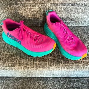 Like new Rincon 3 Hokas! Only worn twice, inside on treadmill